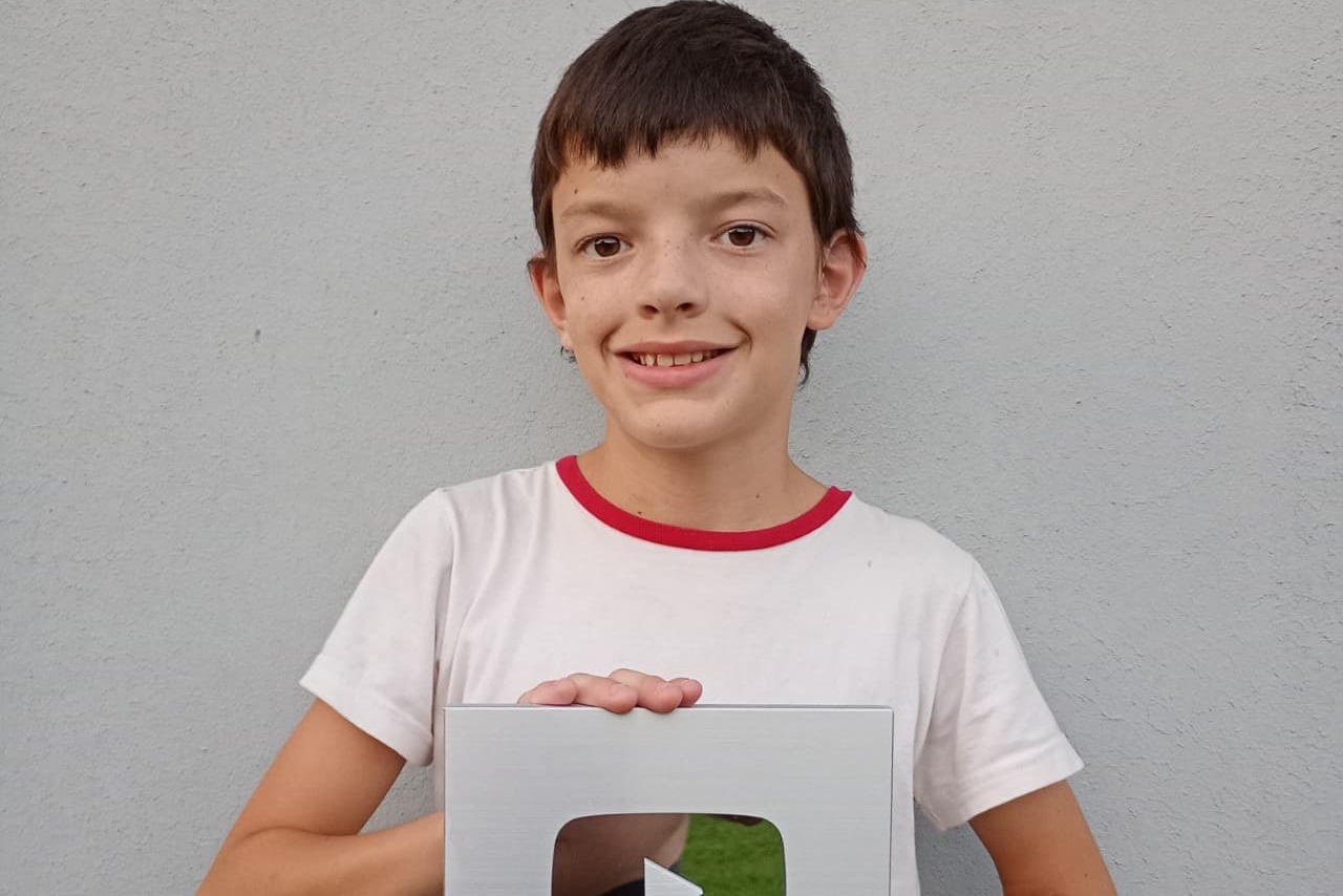 Es de Roldán, tiene 11 años y creó un canal de Youtube con 100 mil suscriptores sobre personajes icónicos